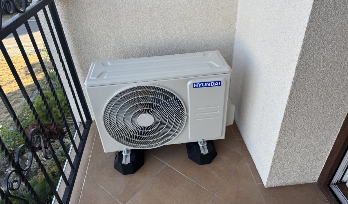Jednostka zewnętrzna klimatyzacji ustawiona na balkonie na podkładkach wibroizolacyjnych