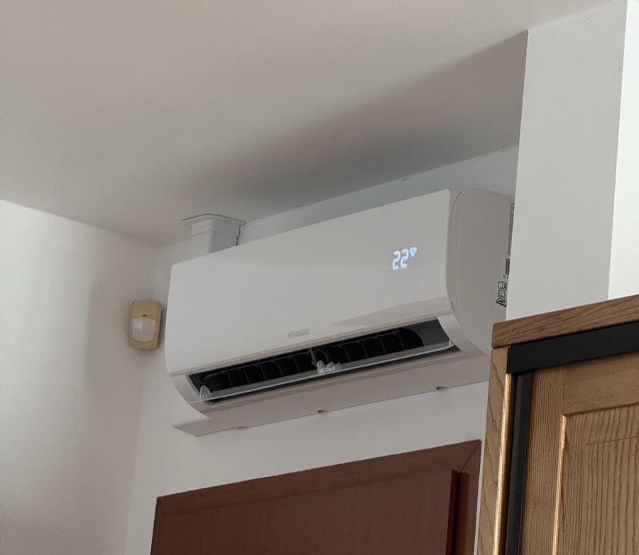 Jednostka wewnętrzna klimatyzacji z wyświetlaczem pokazującym 22 stopnie