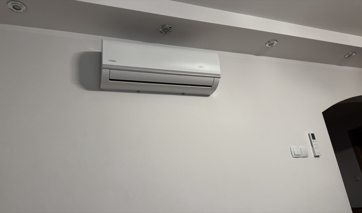 Jednostka wewnętrzna klimatyzacji w salonie przy suficie podwieszanym